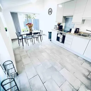  Holiday home 2 Bedroom Modern House In Centre