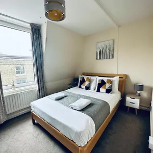  Apartment Koala & Tree - Cozy And Centric 1 Bed - Short Lets & Serviced